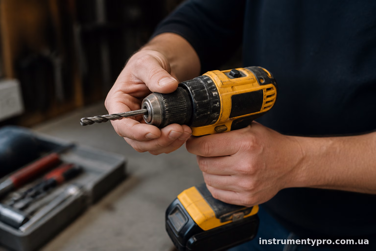Чому дриль DeWalt заклинює патрон і не розтискається