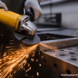Чому кутова шліфмашина DeWalt іскрить під час роботи