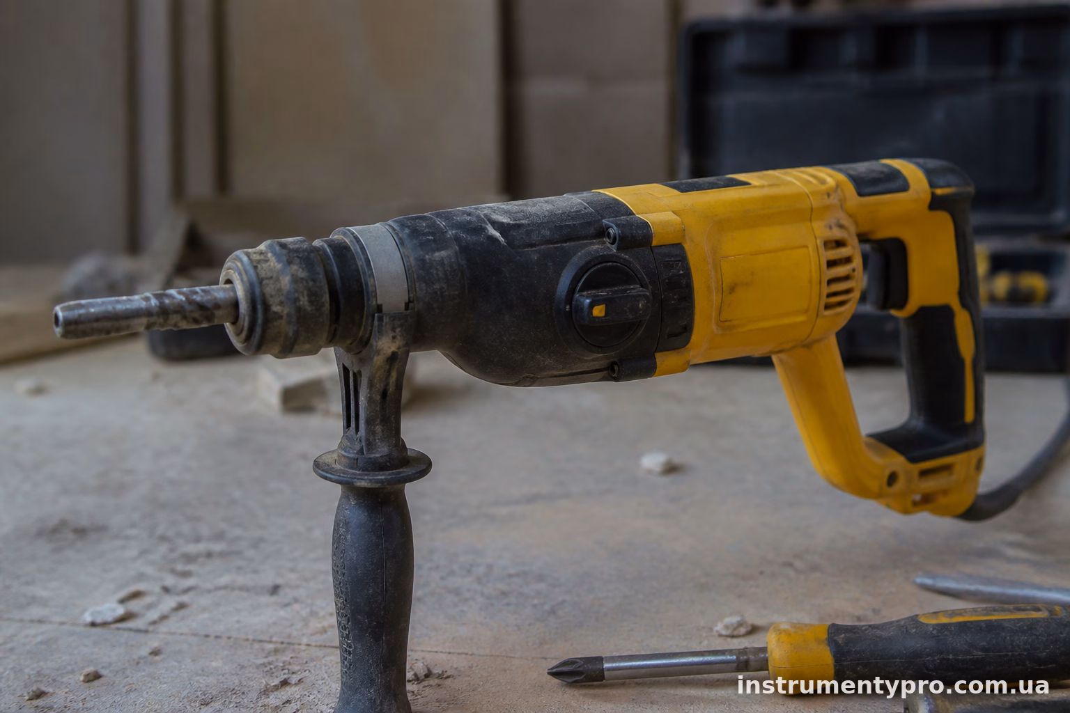 Чому перфоратор DeWalt почав бити слабше, ніж раніше