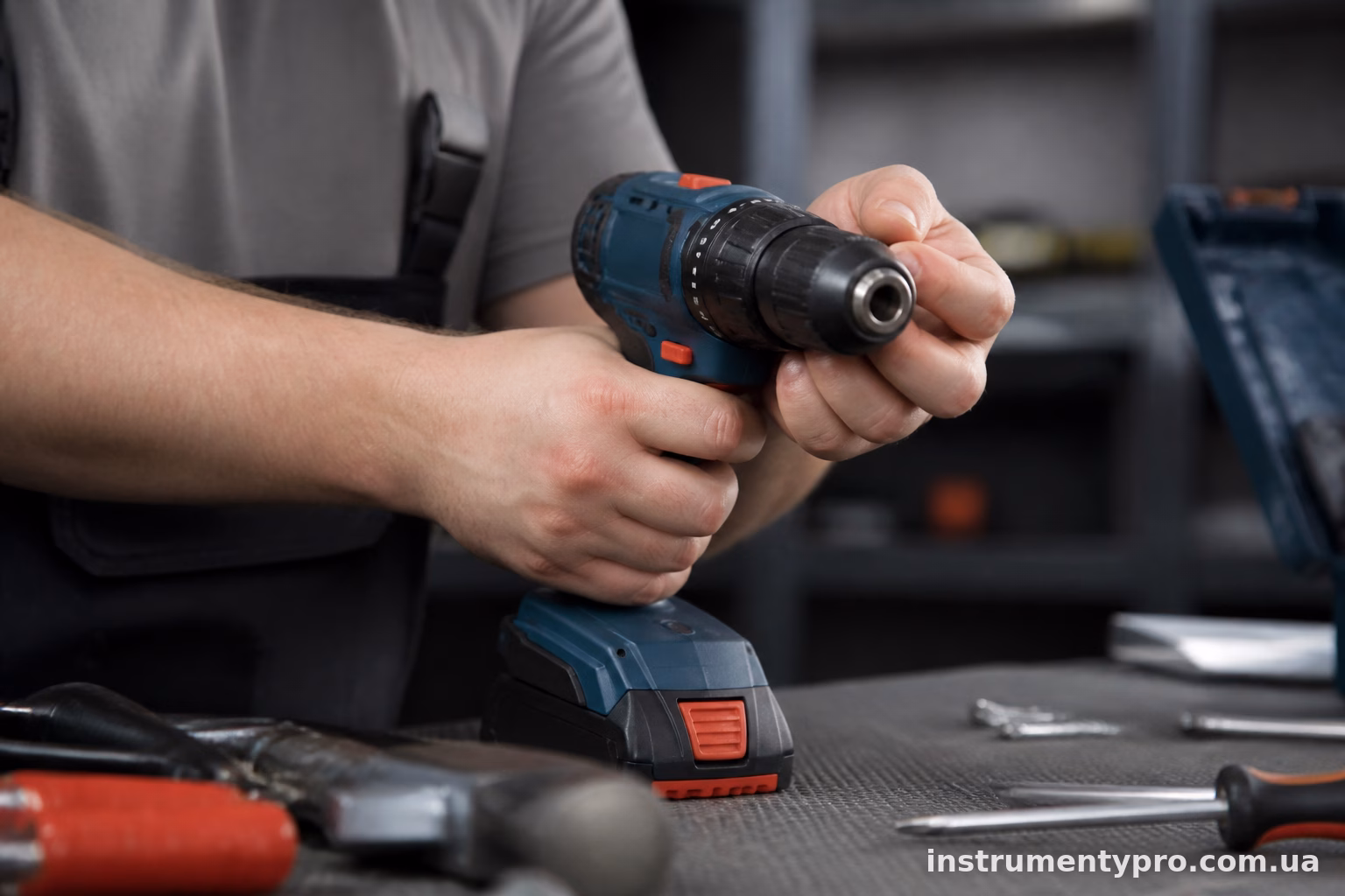 Чому шуруповерт Bosch крутить в один бік, а в інший ні