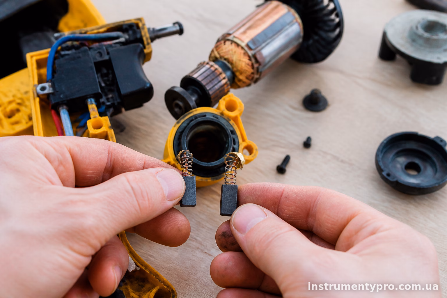 Де шукати щітки на інструментах DeWalt
