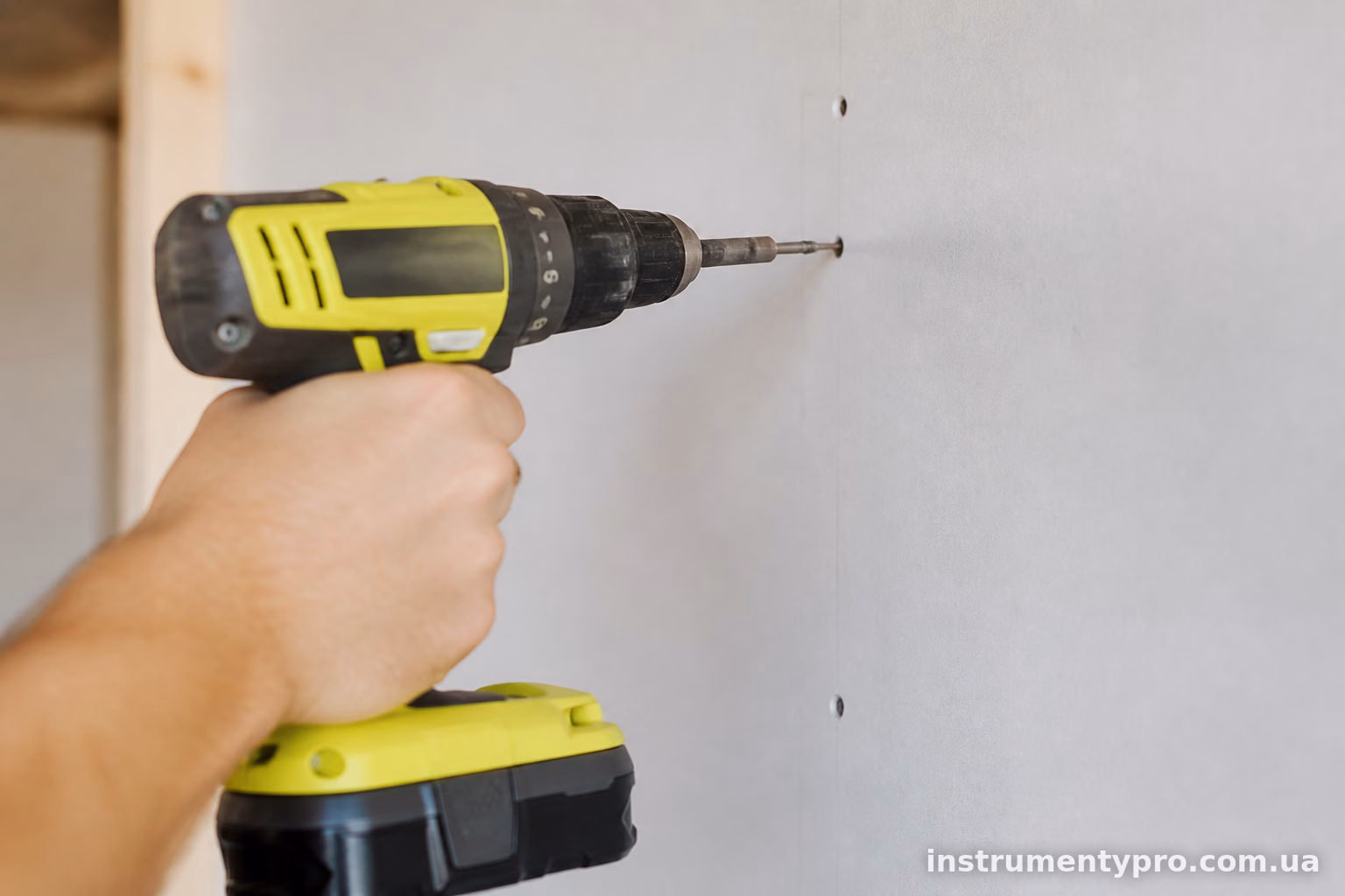 Як налаштувати муфту крутного моменту на шуруповерті Ryobi для гіпсокартону та дерева