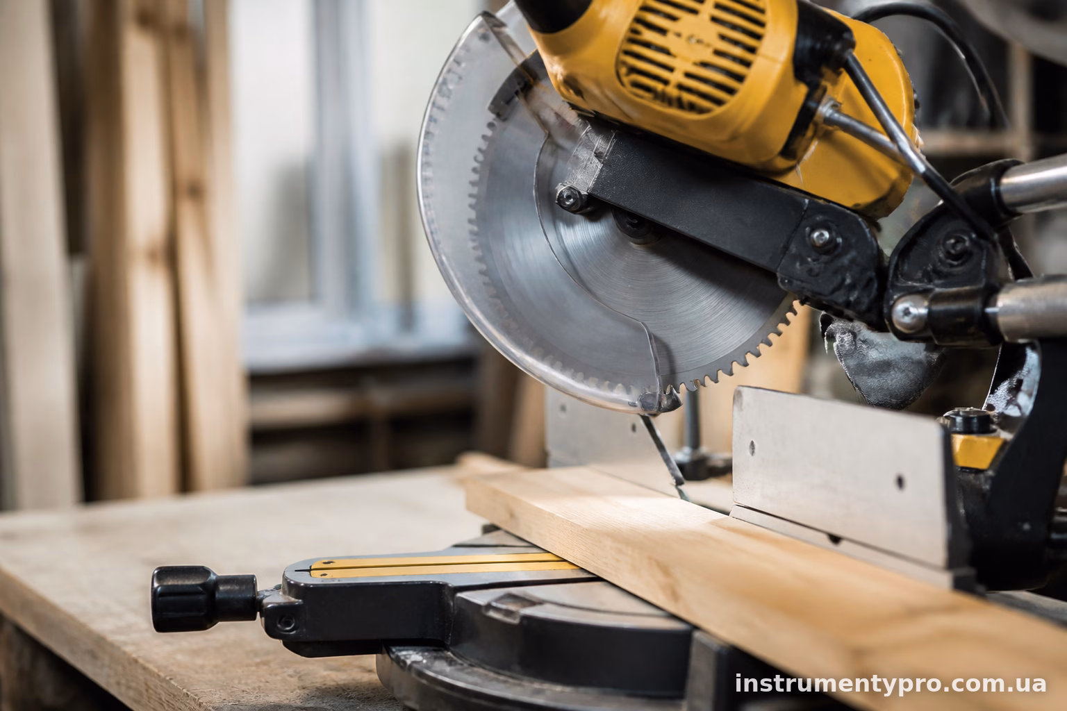 Як підібрати диск для торцювальної пилки DeWalt під різні матеріали