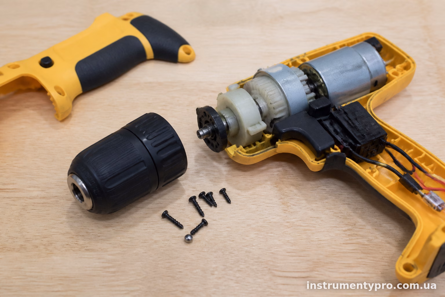 Як розібрати шуруповерт DeWalt для заміни патрона своїми руками